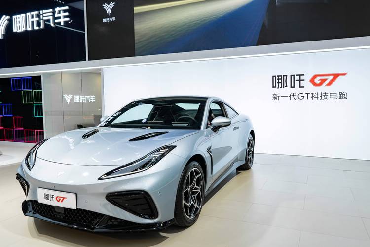 深圳346哪吒汽车在智能汽车领域的表现，领途汽车在新能源汽车市场中的影响力